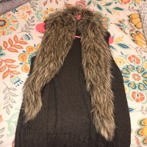 Vest with fur collar